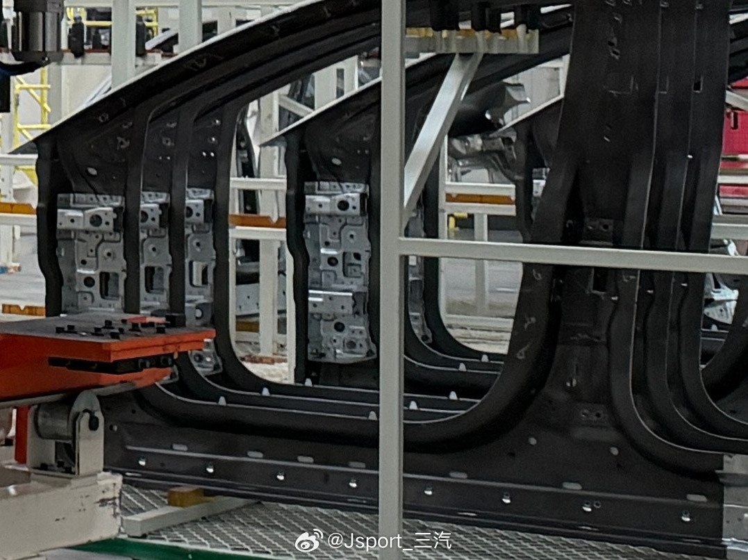 biw侧围外板钢制，下沿拼好了一个法兰面（门槛梁的外面）