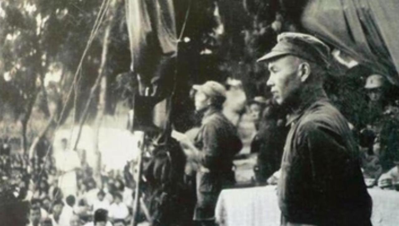 1947年，孟良崮战役在即，野司召开战前会议，9纵司令许世友姗姗来迟。一进会场，