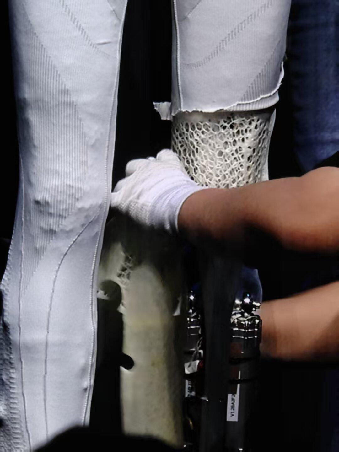 在小鹏全新增程车型X9发布会的开场环节，何小鹏做向所有人证明“小鹏机器人不是真人