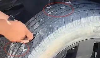 这种人太恶毒了啊，在道路上撒三角钉。开车最怕什么？我觉得是除了刹车就是爆胎，汽