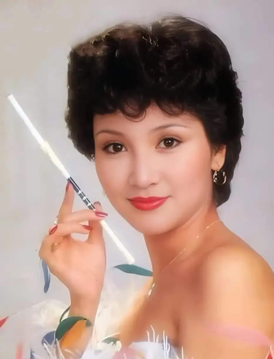很多人看到狄波拉的长相，都会觉得她像是从小被家里捧大的富家小姐，可她的人生起点，