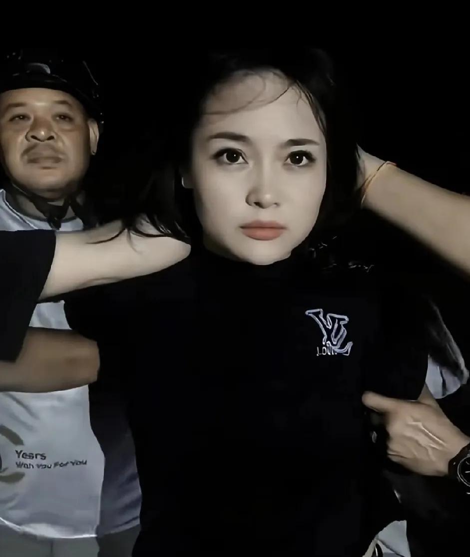 柬埔寨搞了个大新闻，6个毒诈犯越狱，结果不到一分钟就被抓了。越南女贼帮忙，愣是