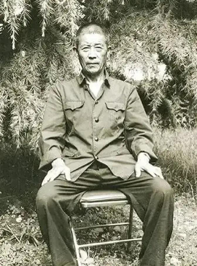 1937年12月，陈德贵趴在死尸堆中，由于脚太冷，动了一下，谁知，恰好被一个日本