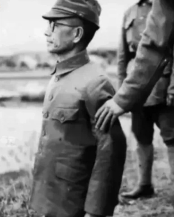 1947年，一个日军中将被执行枪决。然而，连中三枪他都没死。突然，监刑军官对开枪
