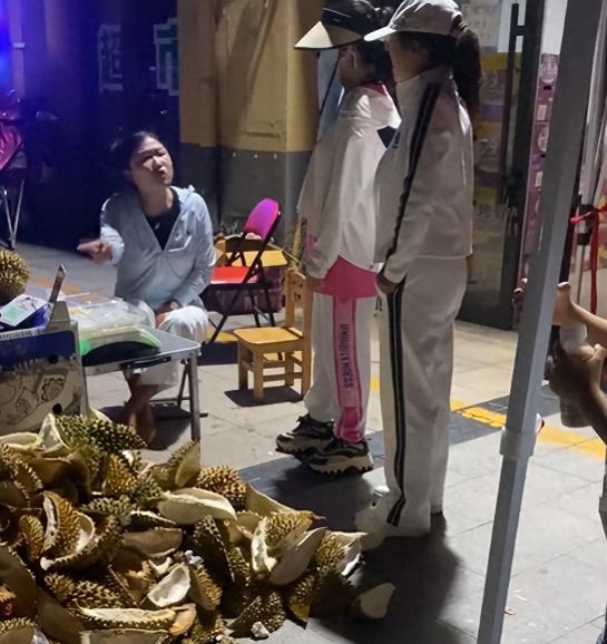 山东东营一对母女花182元买了个五房榴莲，当场验完货满意离开。几小时后她们吃