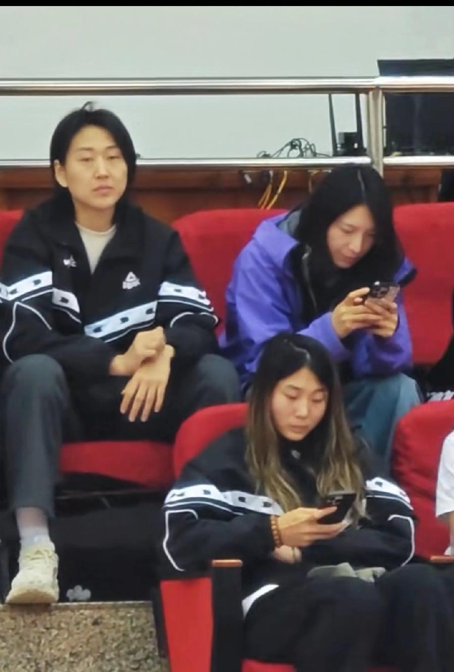 看完这张图片，你就理解高颂为什么是四川女篮的定海神针了。高颂和队友在场边看比赛