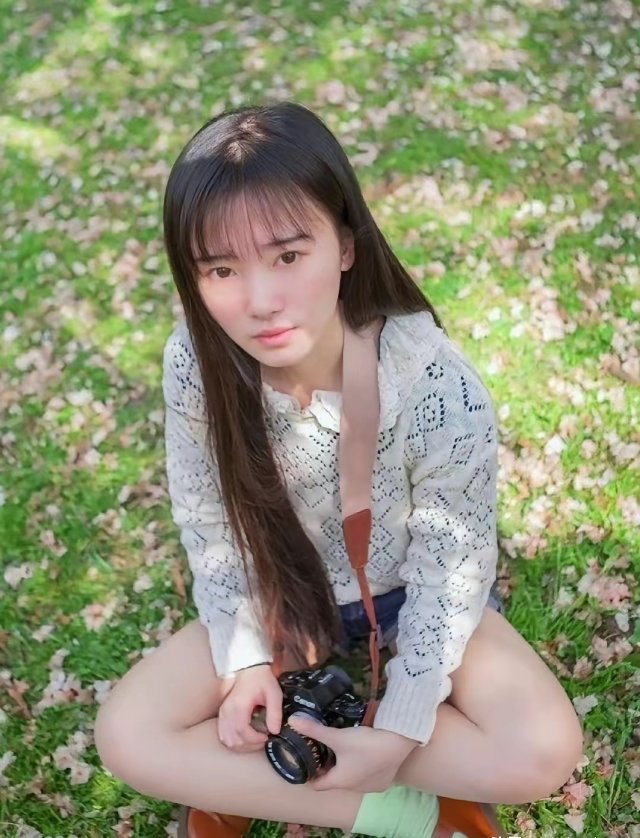 鞠婧祎出道前的照片，有一说一，感觉还是挺耐看的，也算是普通人里的美女了，不过，她