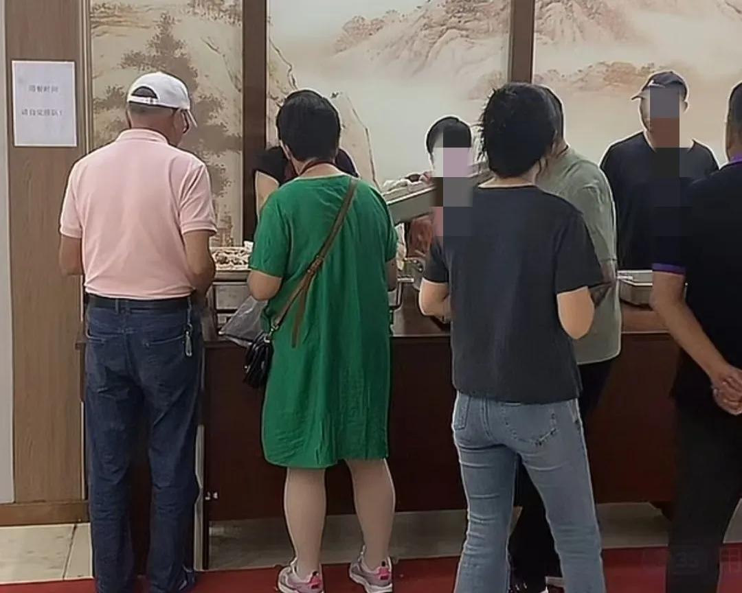 我今天下午在某音上找到一家养老院直播间。​环境不错，价格也挺亲民的。​我就加