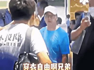 某商场里，一位年轻男子本想体现爱国，穿了一件印有（日本投降1945年8月