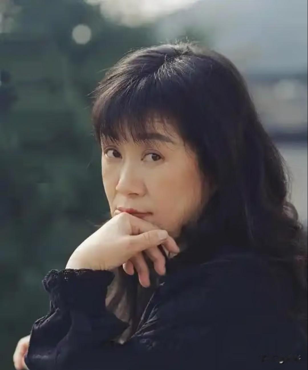 余秀华曾说:离婚、分手，无非就是换个人谈感情，把衣服脱给另一个人看，做着各式各样