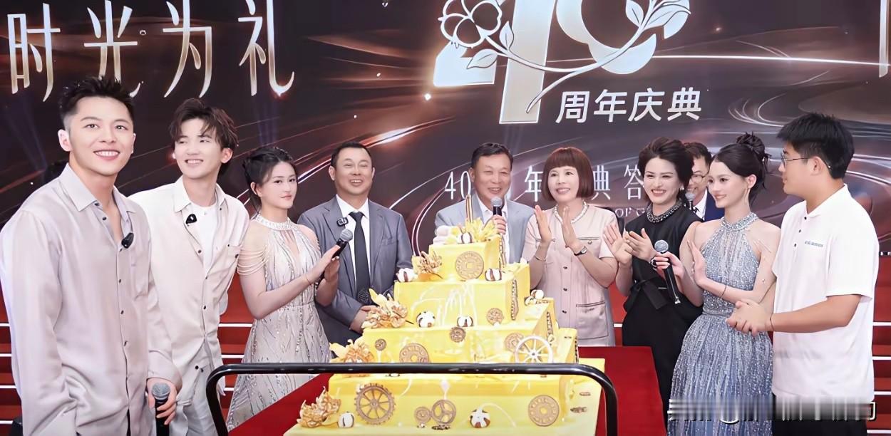 毛巾集团的家族伦理关系太绕了，让我这样的老百姓有点傻眼。父子是连襟。父亲和儿子都