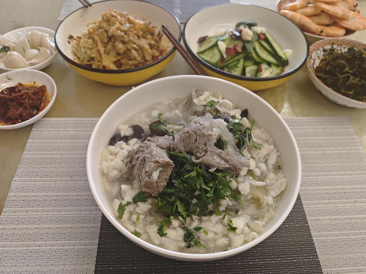 家庭早餐羊肉泡说是家庭早餐不是很准确，正确应该叫早午餐，这是我们退休生活的标