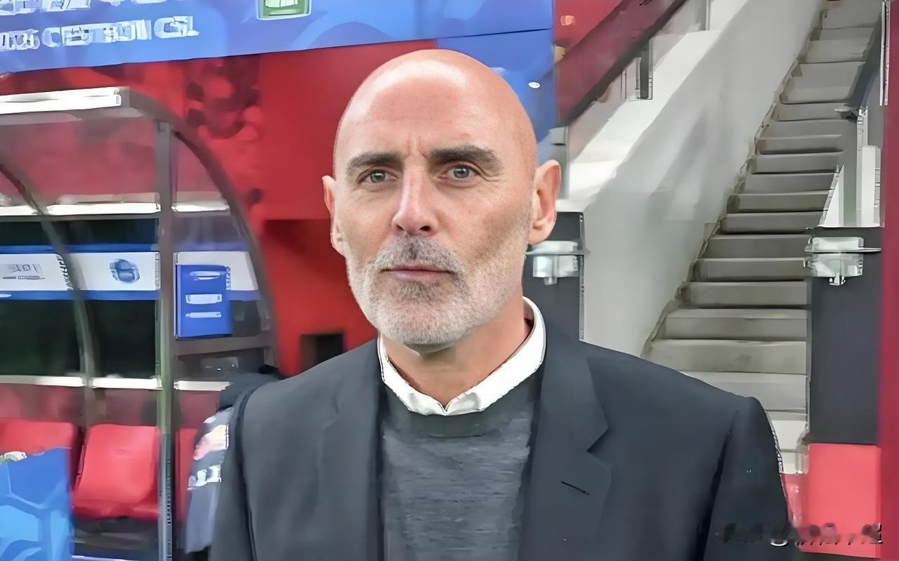 想追求攻守平衡，结果却踢了个三不像。凭借攻式足球连续问鼎中超的穆斯卡特，突然改