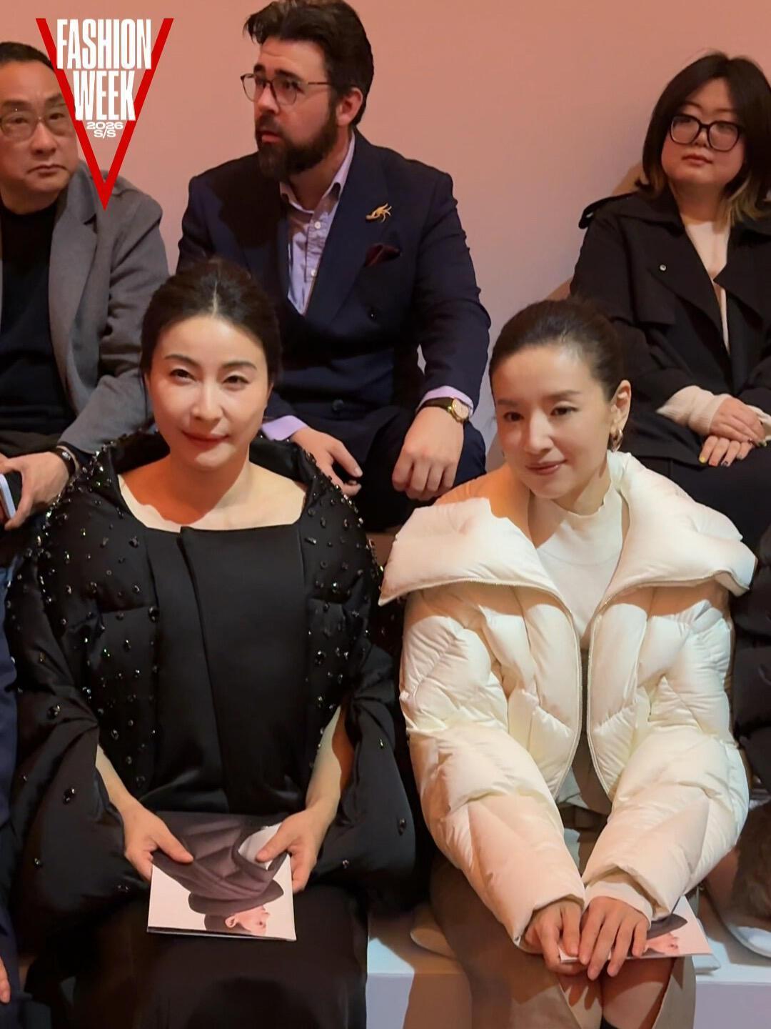 郭晶晶大女主的气质，和董洁一起同框！巴黎时装周，郭晶晶也是走上时尚路线，太有实