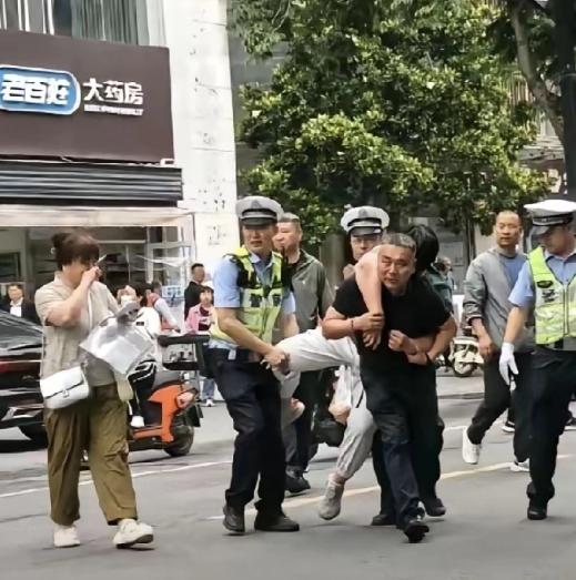 高考有考生迟到，我理解，有考生走错考场，我也理解。但我是真的理解不了，为什么还有
