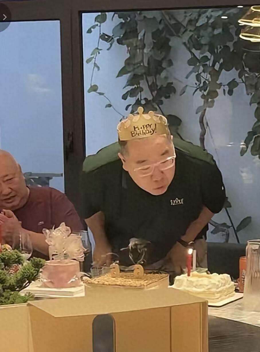 英达这下笑不出来了，不是他又离婚了， 而是他办排场齐备、高朋满座的66岁寿宴