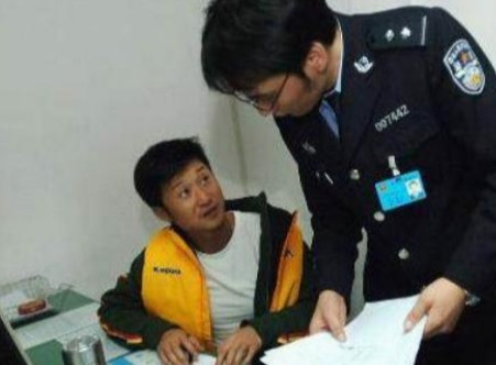 2016年，刚上车的吴京，就被交警逮住了。吴京急忙解释：“警察同志我没有酒驾，只
