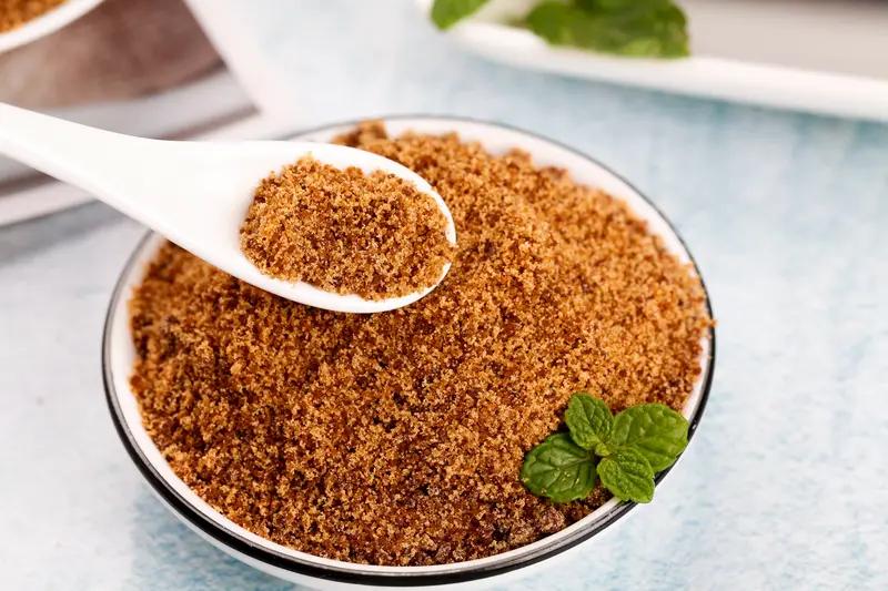 做红糖馒头超简单。我一般用中筋面粉500克、红糖100克、35度以下温水250克