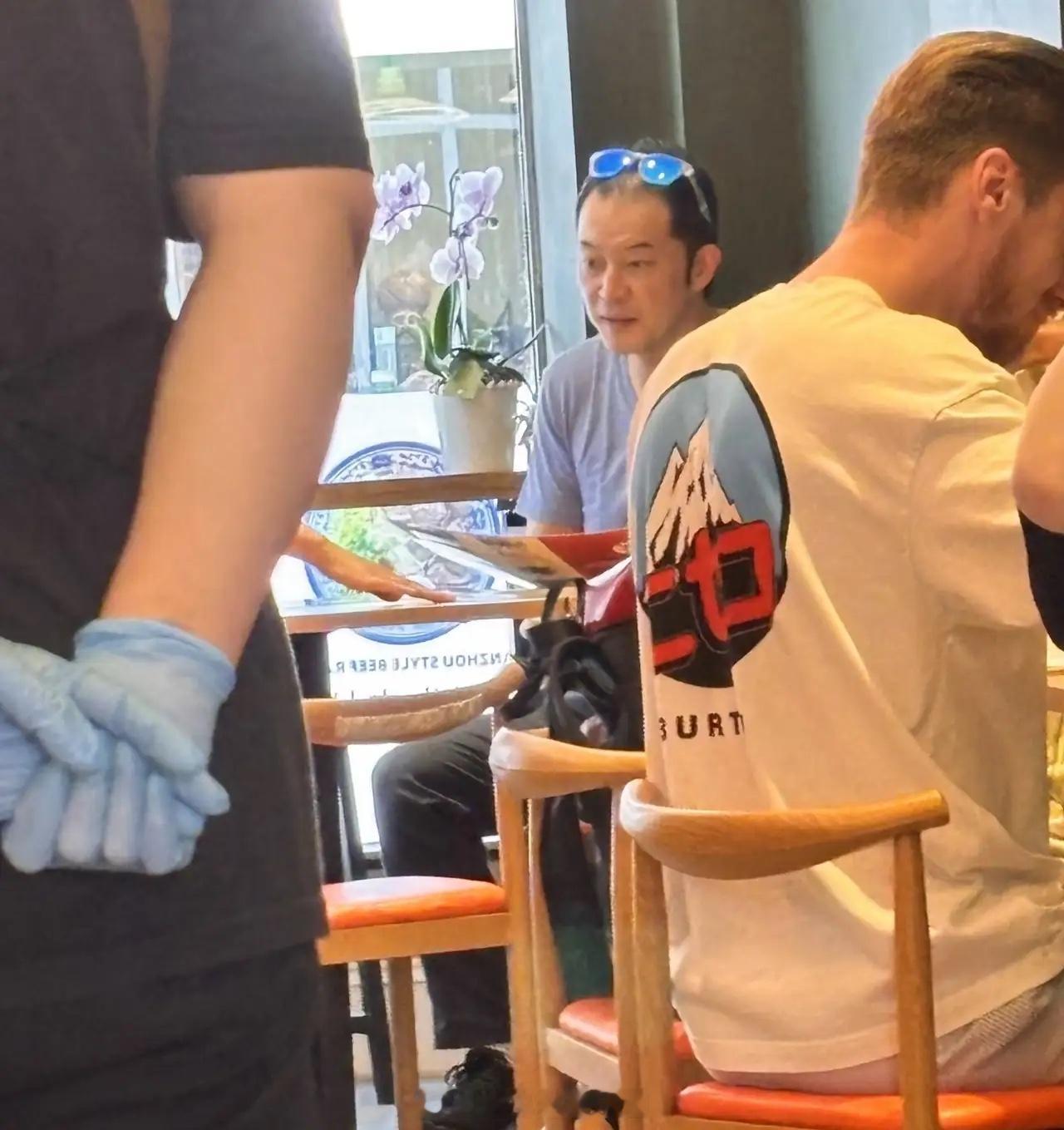 有网友在英国偶遇沙溢一家，安吉和爸妈在餐厅吃饭！这几年沙溢两口子经常去英国，是因