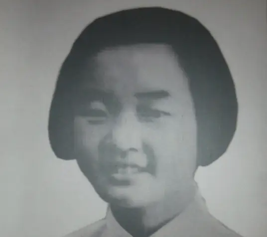 1945年，重庆息烽集中营的秘密刑场，24岁的年轻女子张露萍即将被处决，她并不知