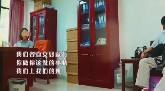 孩子教育出了问题，先把大棒挥向家长，这似乎成了某种政治正确。孩子的教育氛围，除了