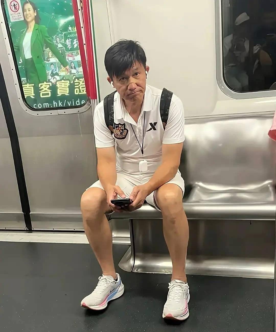 65岁李子雄在香港坐地铁，他戴了假发片，看起来不怎么显老，鼻子上贴着创可贴，应该