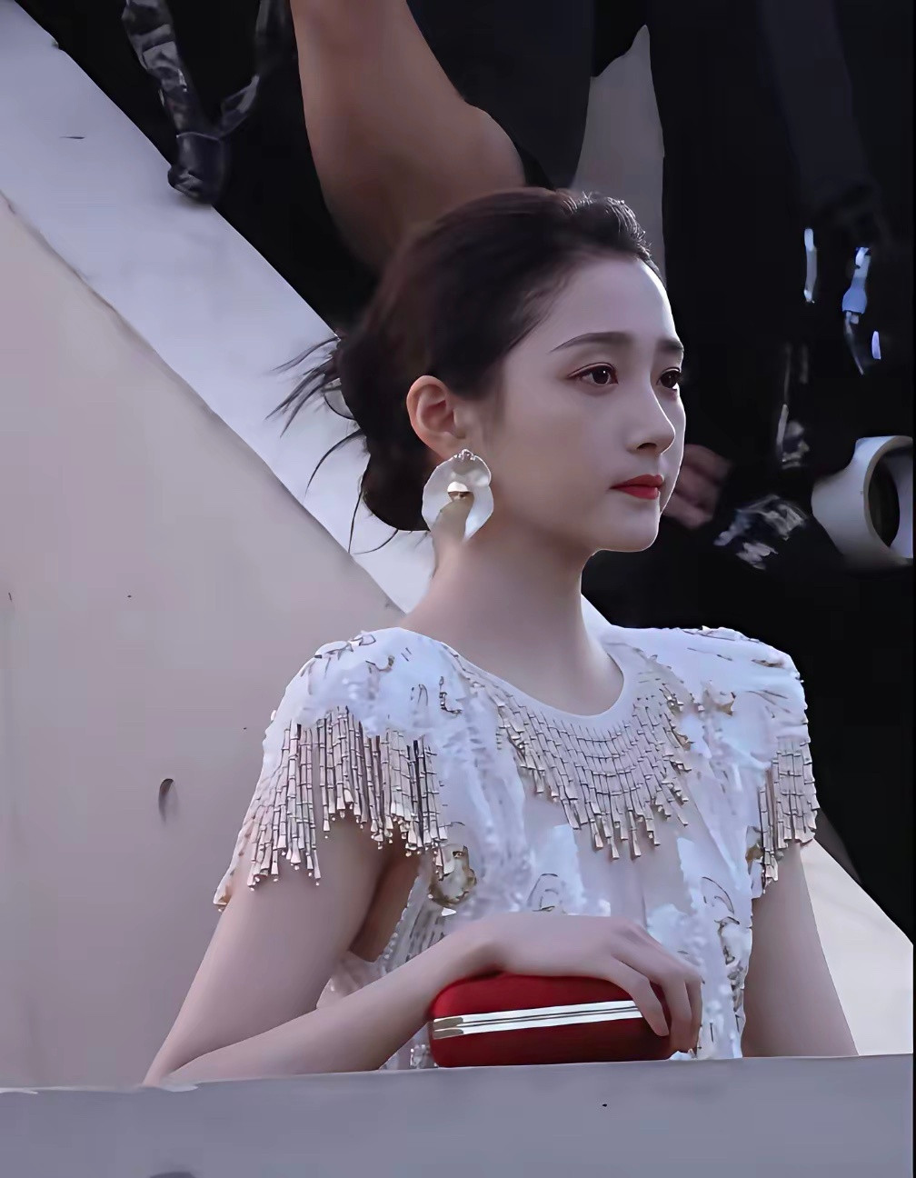 关晓彤以前没有脖子的，现在瘦的脖子都好长了呀，穿这身衣服太美了，终于get到她的