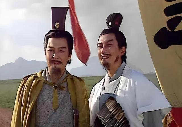 从火烧新野打败夏侯惇之后，刘备和诸葛亮这个表情来，就知道他们将来会一事无成，看看