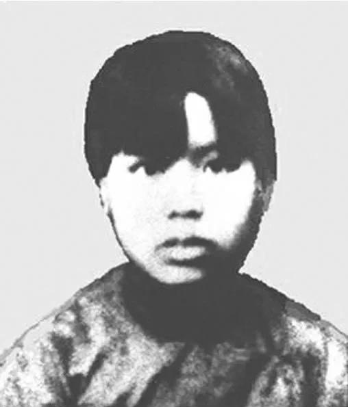 1941年，在陕北延安的毛主席突然收到了一封来自家乡的信，族人要重新修订毛家族谱