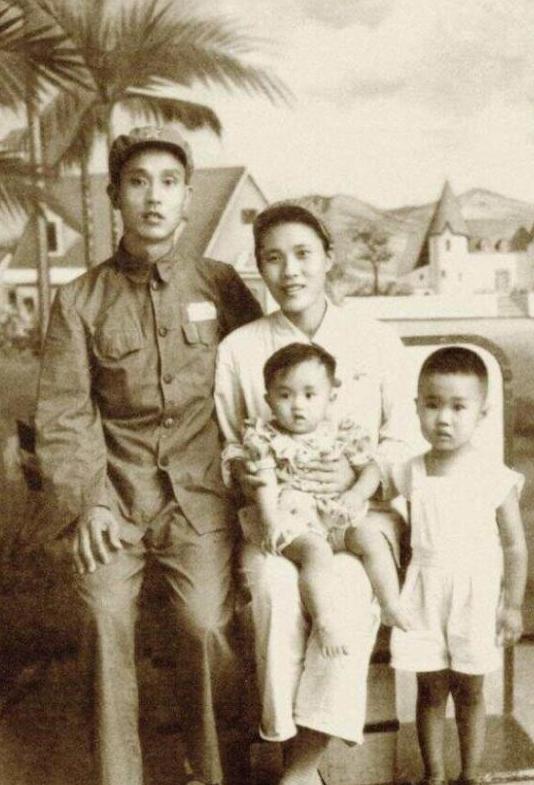 1947年，30岁的解放军师长周志坚，迎娶19岁的女护士，谁知新婚当夜，周志坚却