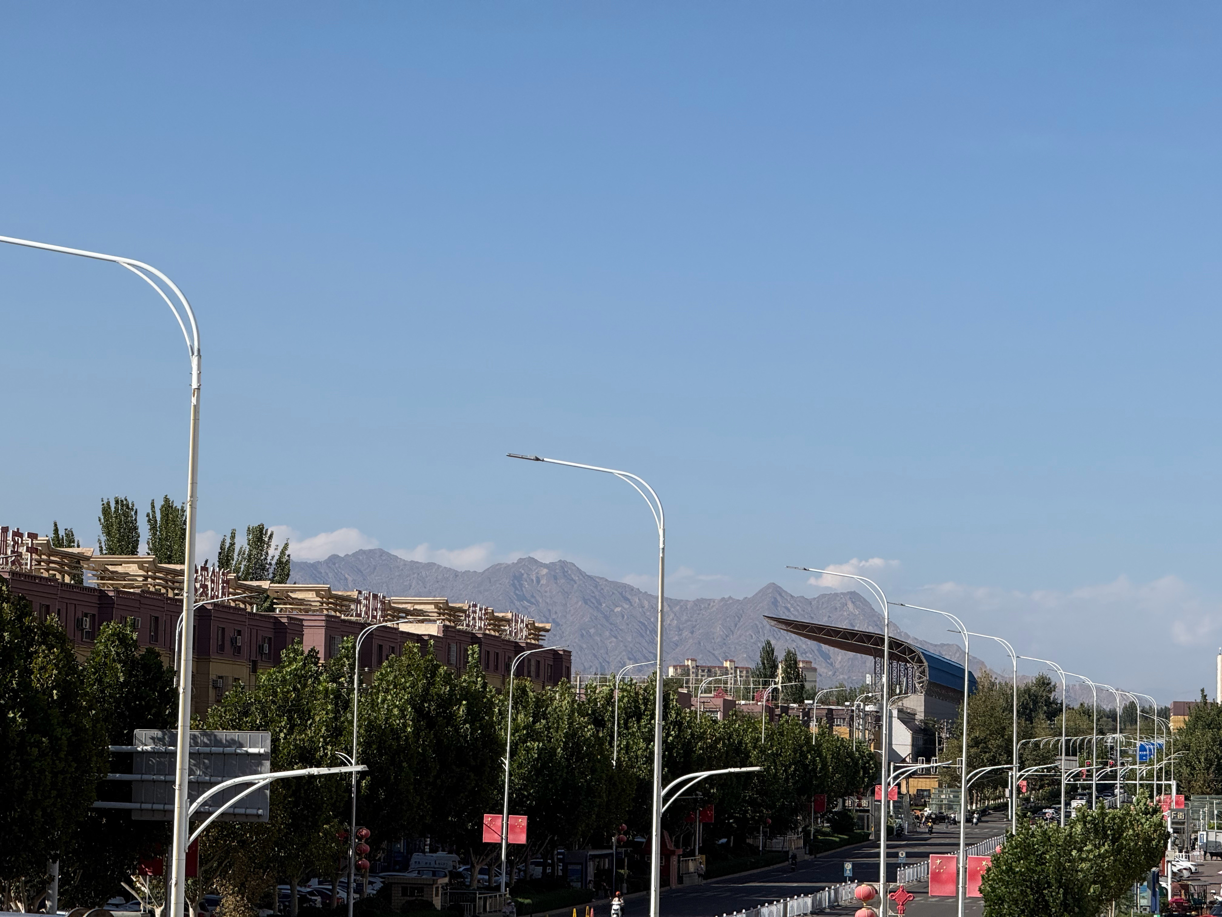 新疆人民太热情了在候机，对面有个本地小伙儿在吃烤包子，味道很香，抬头看了一眼，非要给我一个说尝尝，2