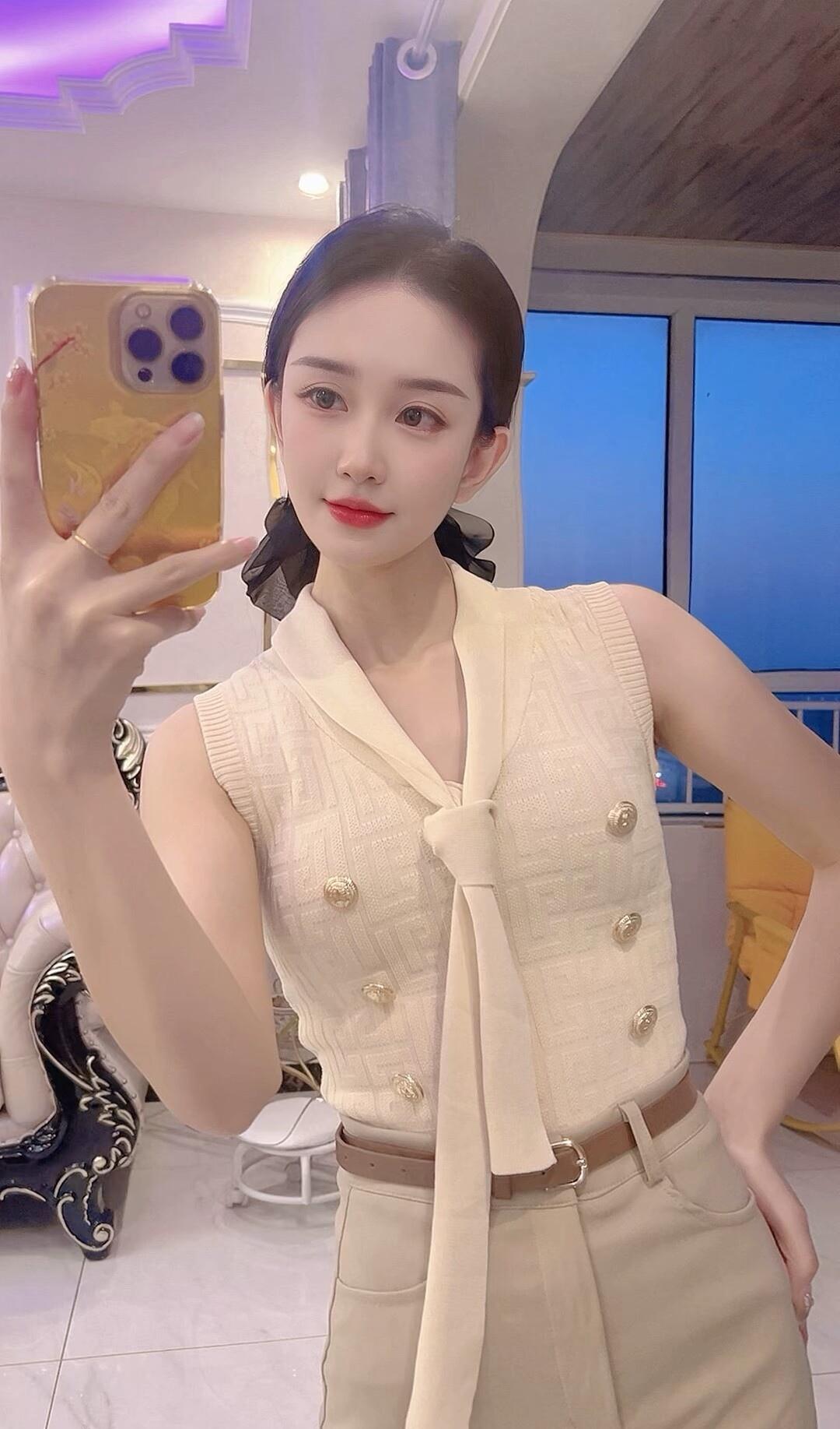 优雅气质穿搭，米色无袖上衣搭配高腰裤，自信满满！💃🏻✨