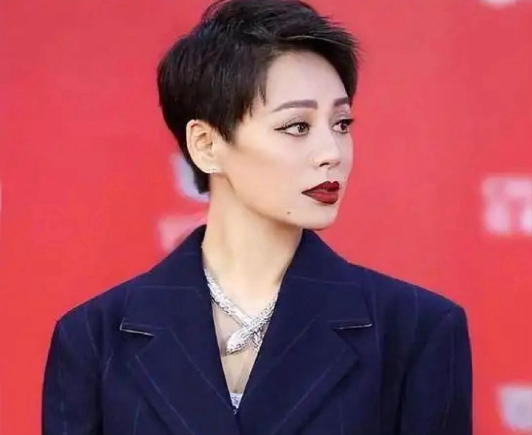 这次轮到宁静不舒服了艺笔封神谁能分清啊，选手彩犟长发造型一出场，妥妥长发版分静既