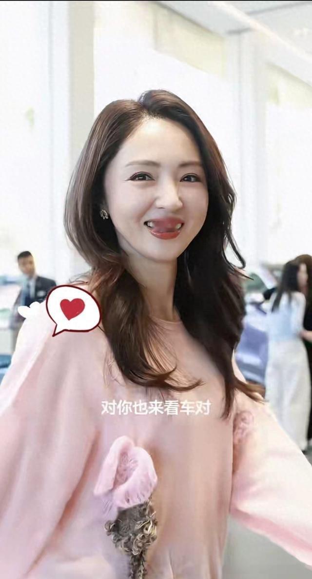 素颜出现在4S店，没打灯没修图，连工作人员都愣了一下
