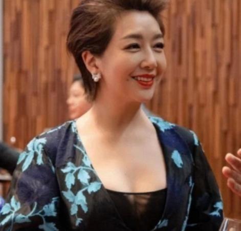 2002年，杨志刚和江珊拍戏，杨志刚从背后抱住江珊，结果江珊来了这么一句：“弟弟