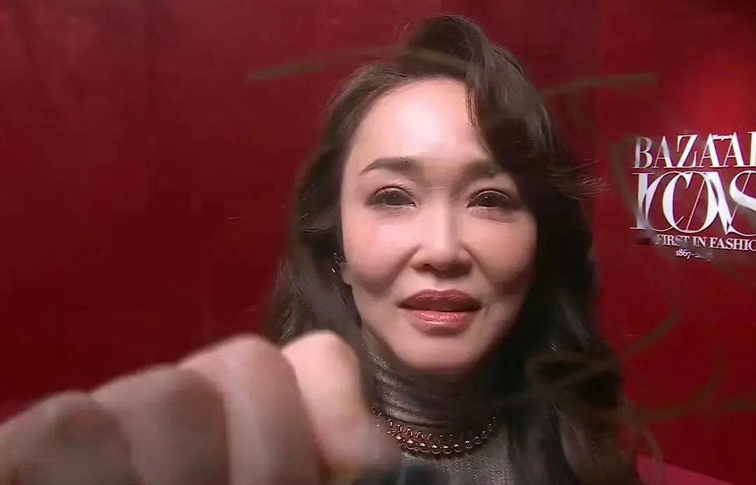 一场盛会成为明星的颜值灾难，真实颜值被照出来。痘坑、毛孔粗大、皱纹，脸上的粉厚的