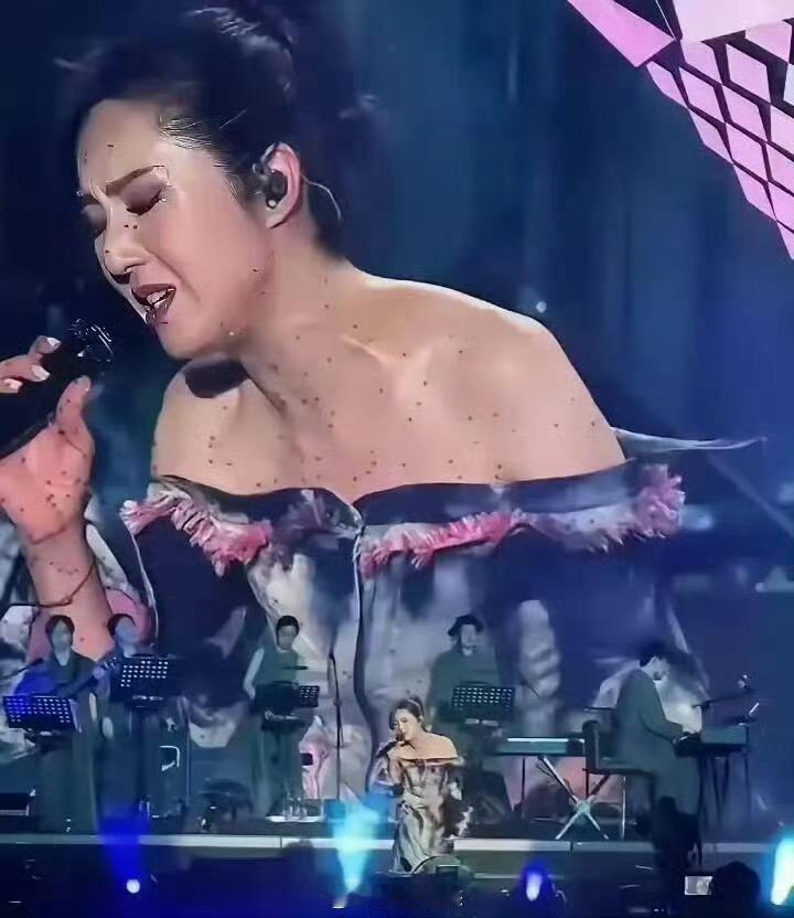 杨千嬅太敬业了，虫子都飞满一身都没暂停一下……​​​