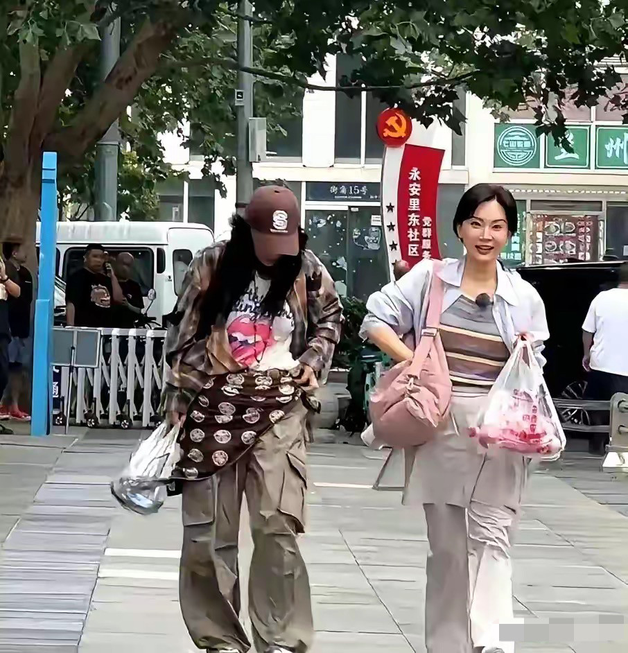 那英和陈数出街买菜被网友偶遇，两人素颜出行很自然。那英戴棒球帽配格子外套，胳膊挎着大包手里还攥着买菜