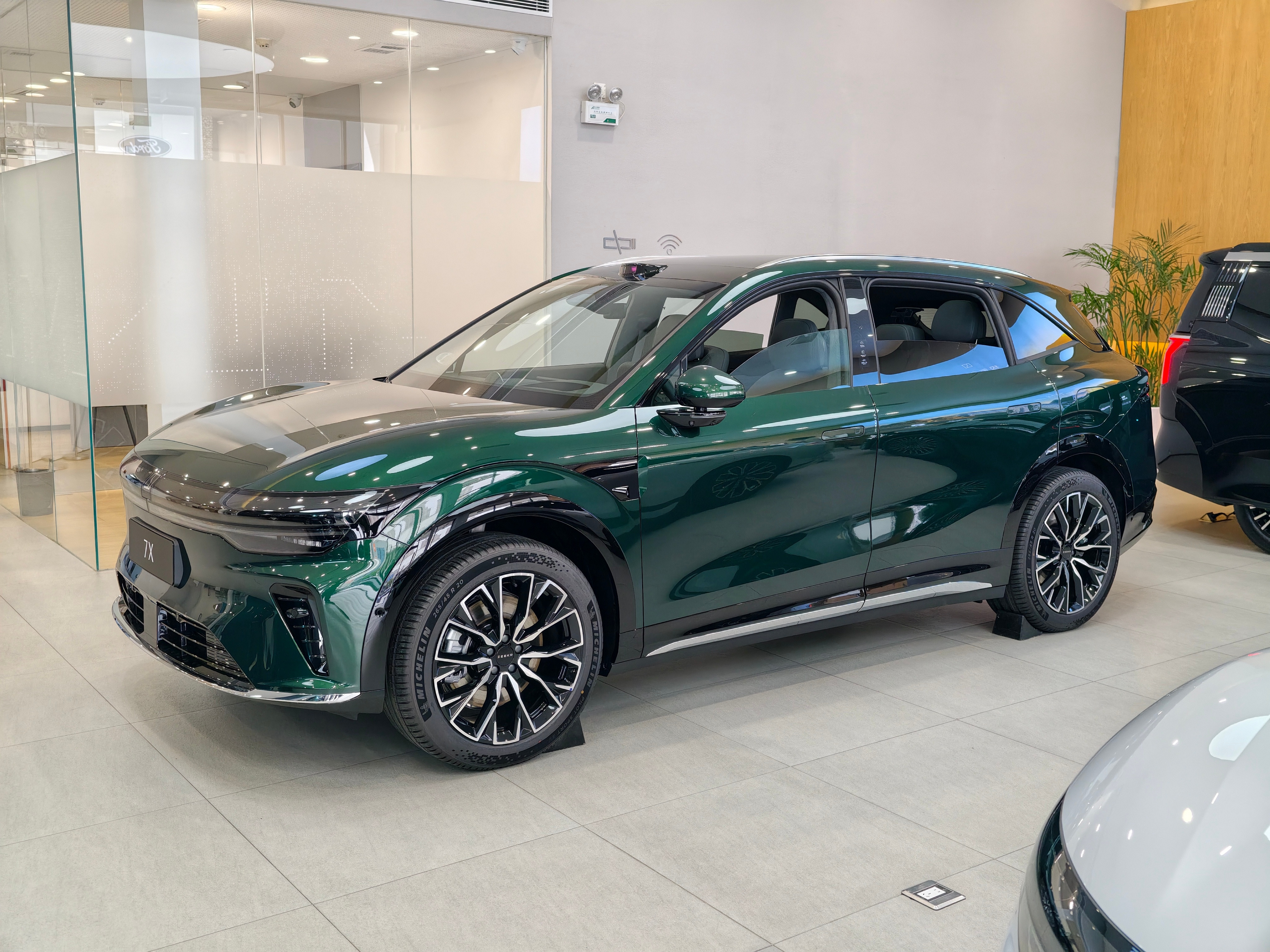 来店里看看焕新版极氪7X。和上一代比,还是有一些变化的。首先最明显的就是车身的四