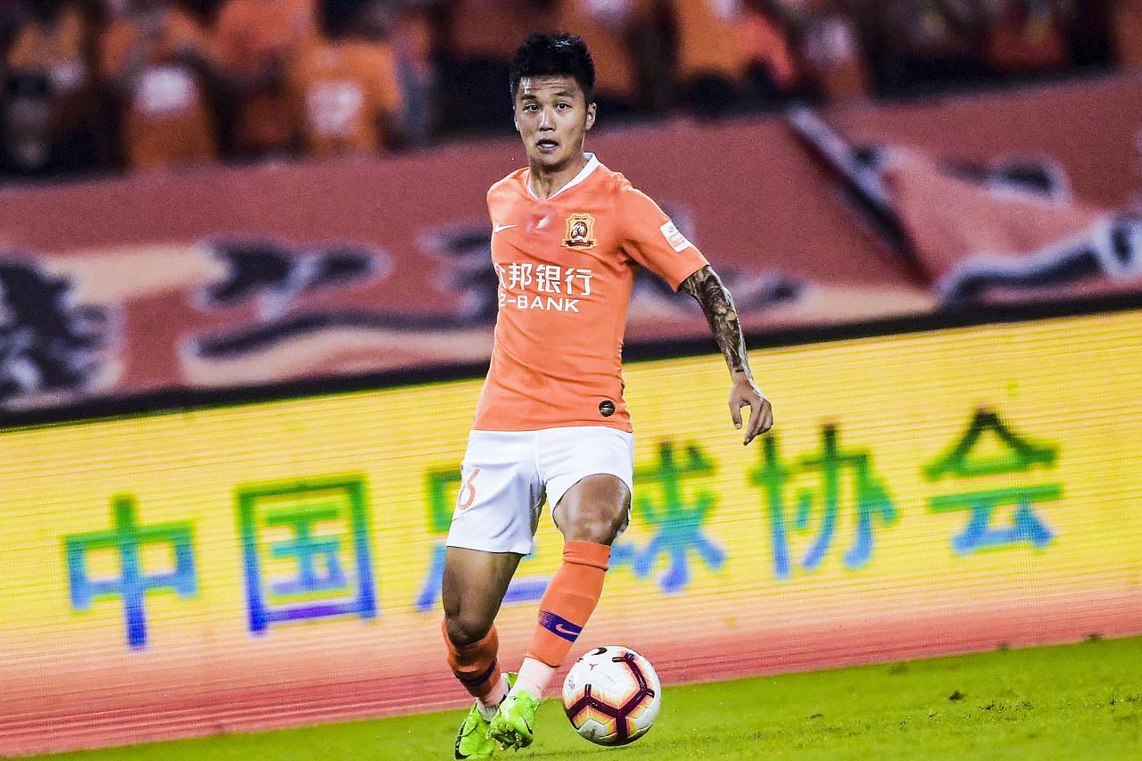 武汉籍球员刘云正式加盟大连鲲城！上赛季他效力梅州客家，联赛出场28次，贡献3球2