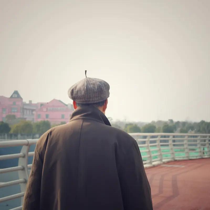 家人们，我跟你们说，昨天我那低情商老公干了件让我大跌眼镜的事儿！晚上我跟他说：“