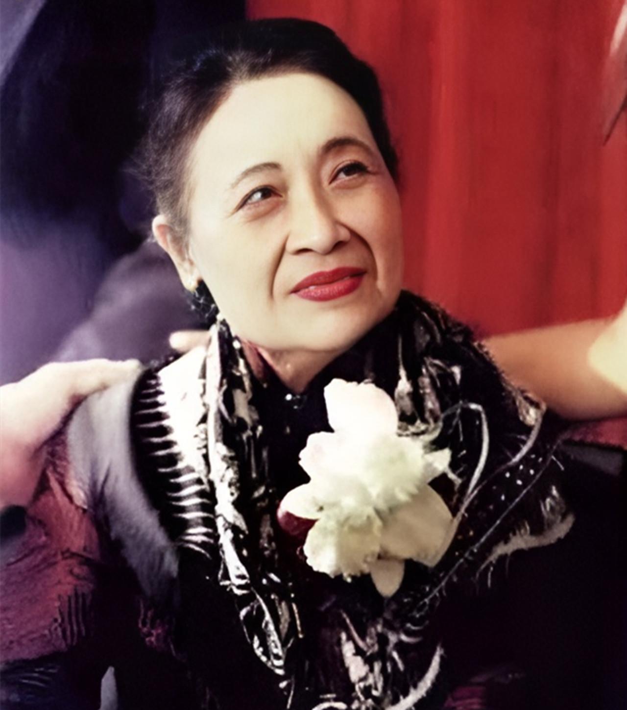 2003年，宋美龄在寓所安详去世，据护士张莉枫回忆：晚年的宋美龄，经常会在孤独的