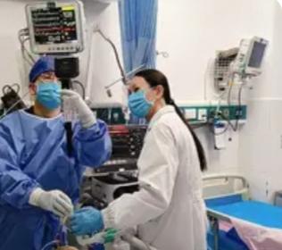 被当成骗子仍狂打电话！长沙这位医生，硬生生救回19岁少年一命这位医生火了！