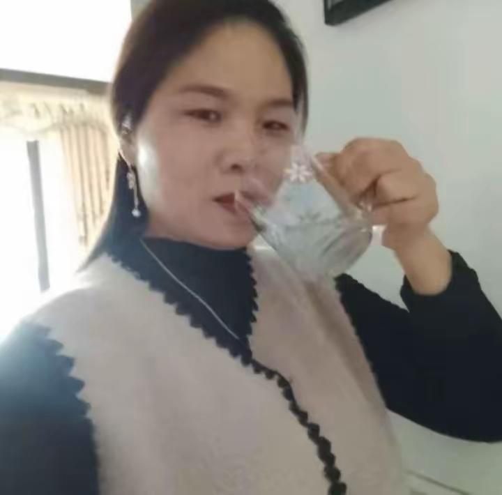 女子深更半夜死在了情人家的床上，男子很生气不愿意为出轨而死的老婆办葬礼，岳母娘告