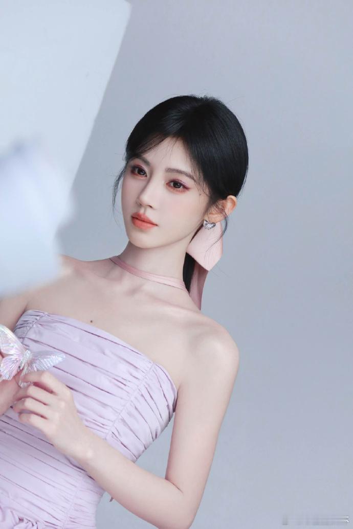 鞠婧祎抹胸紫裙鞠婧祎绸缎粉裙鞠婧祎穿抹胸紫裙超有韵味，另一款绸缎粉裙的造型也格外