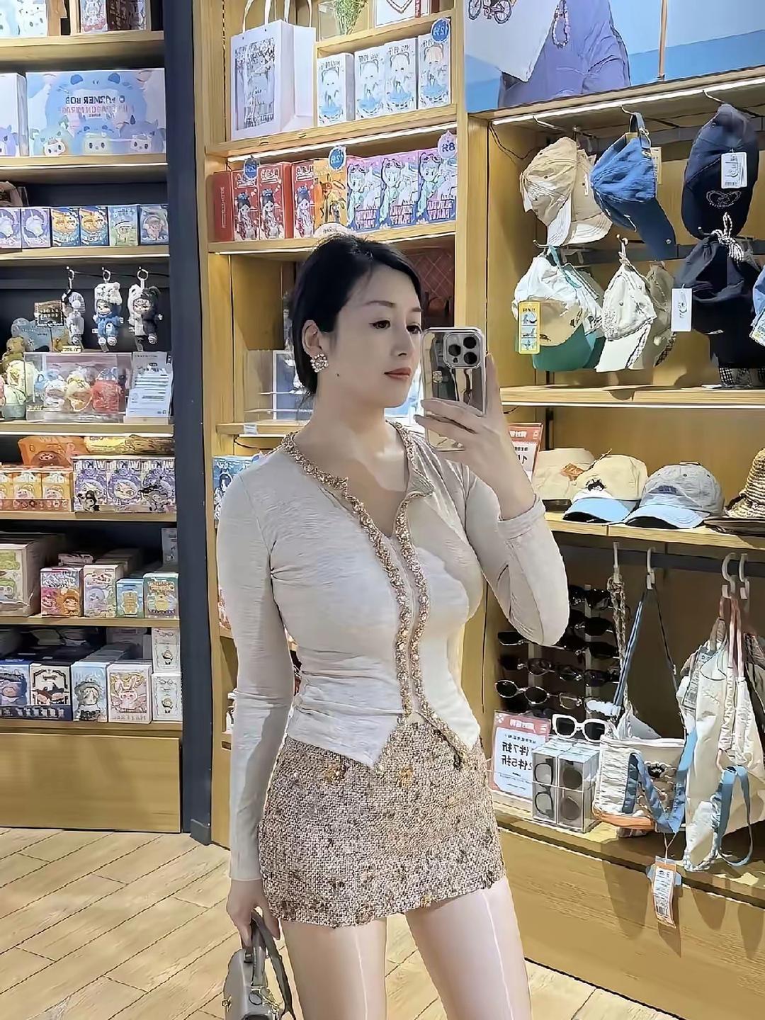 身材好穿衣服就是好看，感觉很优雅很时尚的一个人，就是这白色的丝袜怎么这么亮，这是