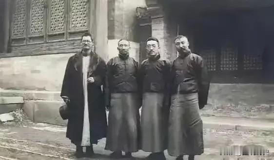 这张珍贵合影拍摄于1920年3月14日在北京西山卧佛寺门口，当时的四位国学大