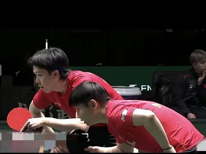 王楚钦和孙颖莎首局看似要输，最终却逆转获胜，看他们在赛场的对话便知缘由。并非单纯