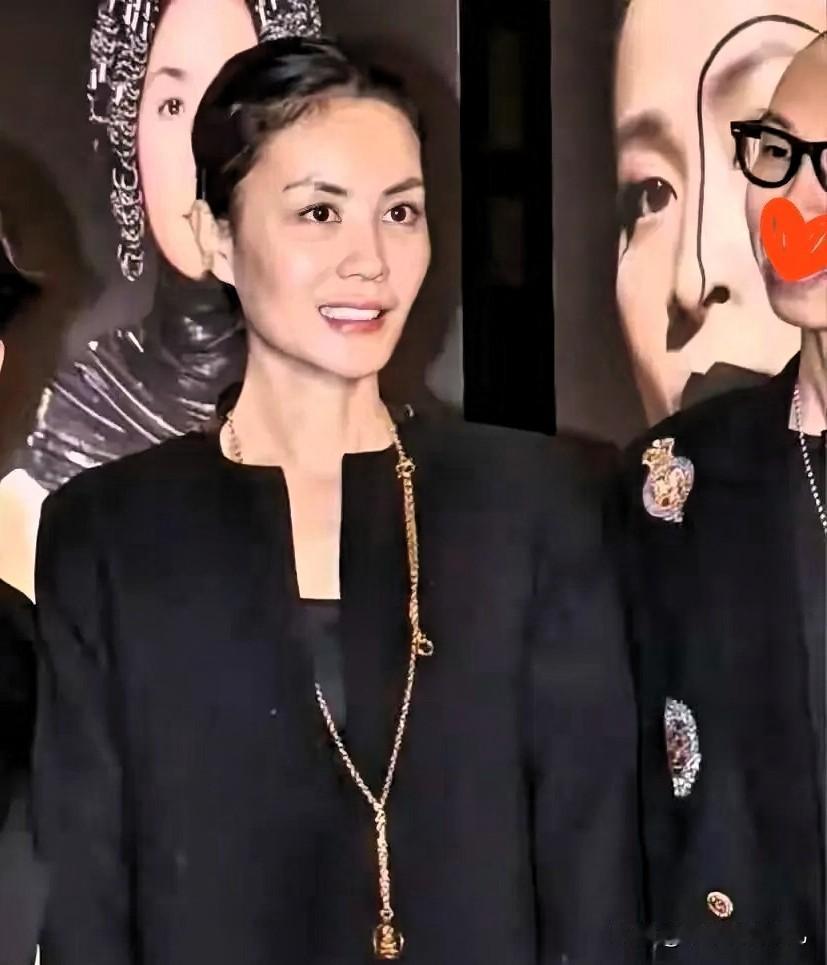 这个世界我最想不通的人，就是王菲了！王菲已经56岁了，依然与众不同！王菲从