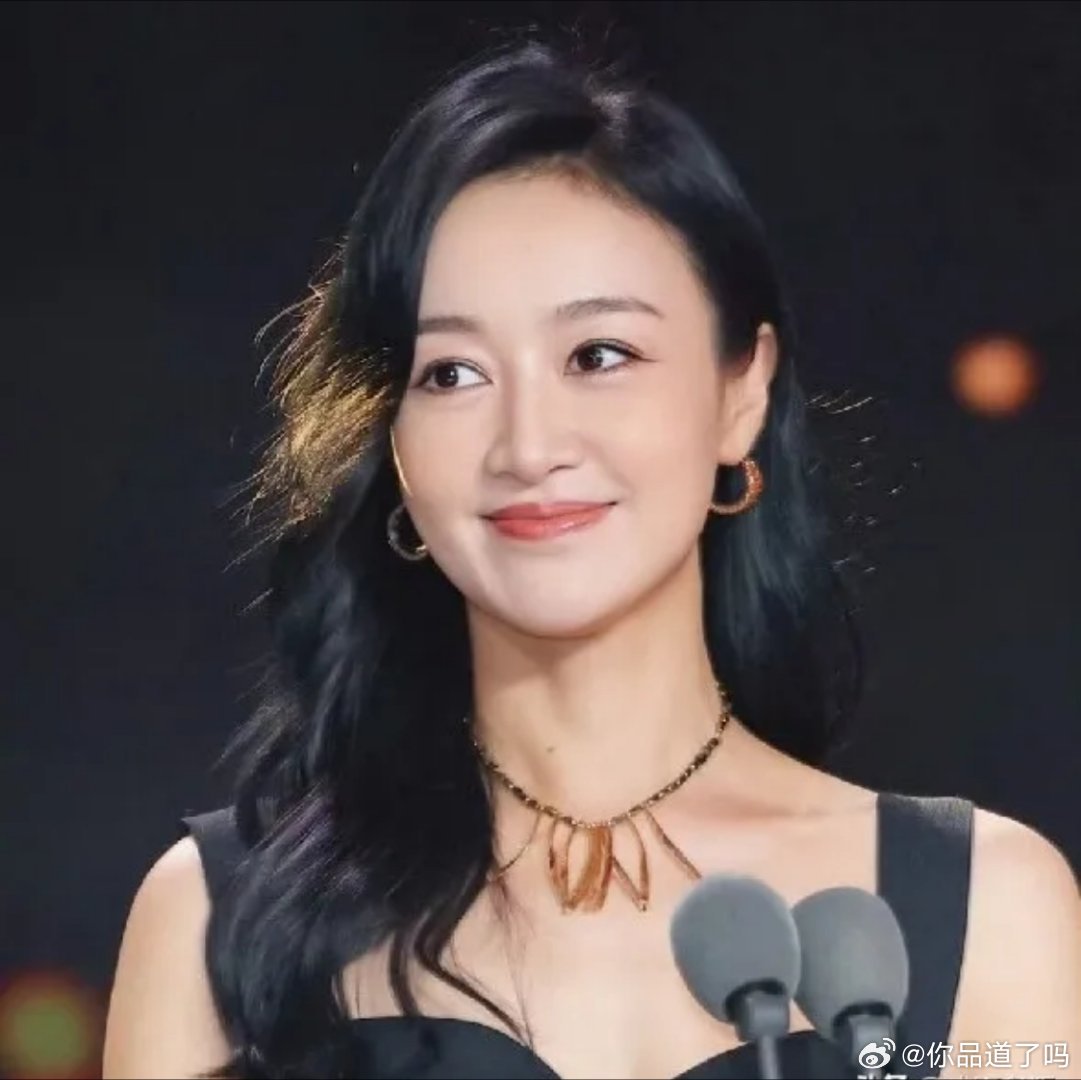 浪姐2026总决赛的舞台，淘汰的女明星们集体登台。没想到，眼尖的网友发现，有两位